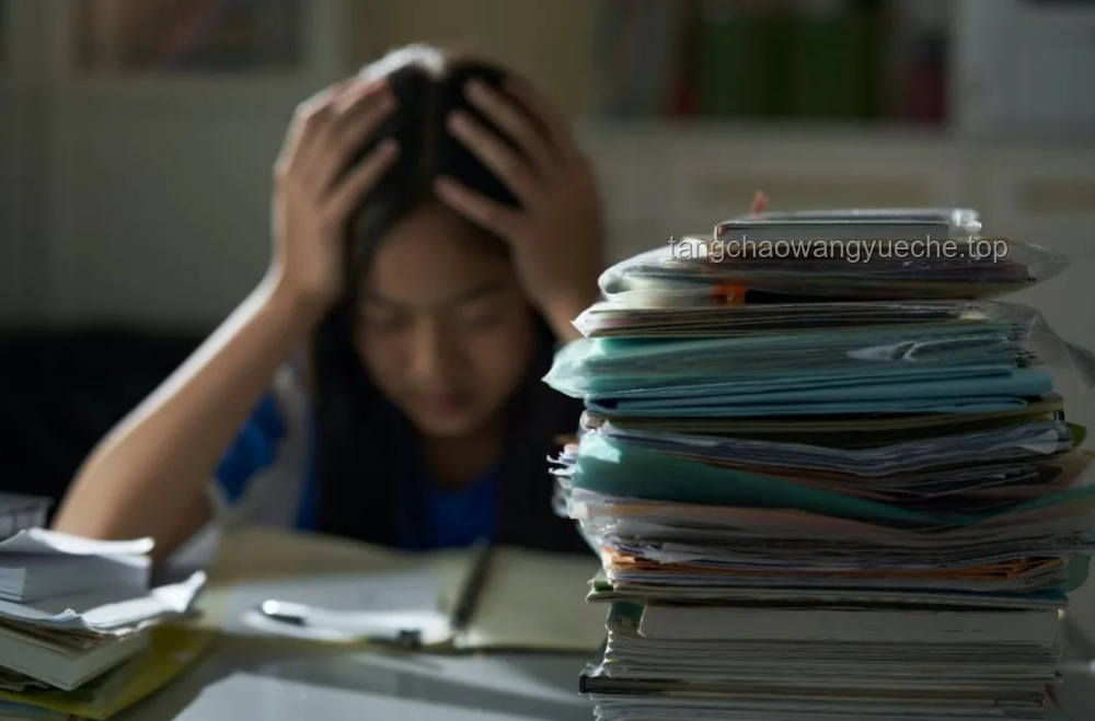 如何有效支持抑郁症少年面对老师批评：与孩子“站在一起”的策略与实践